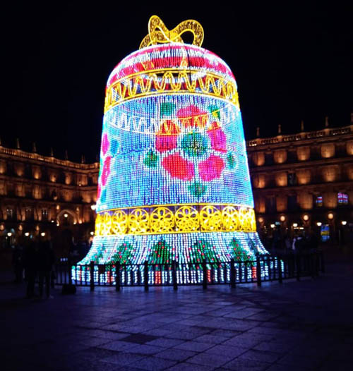 Campana navideña de 13 metros en la Plaza Mayor de Salamanca